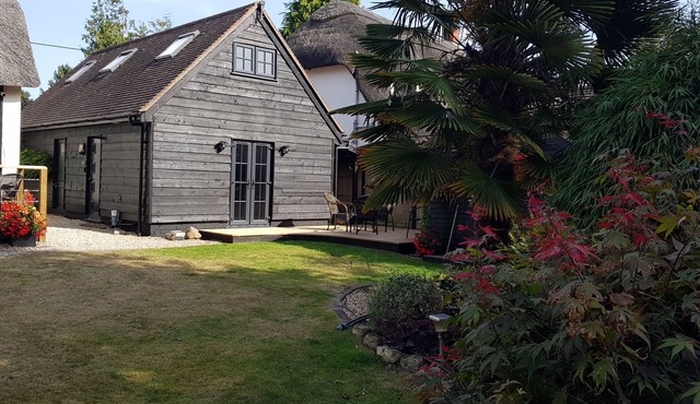 Riverside Pied a Terre, in Town, Two Acre Garden