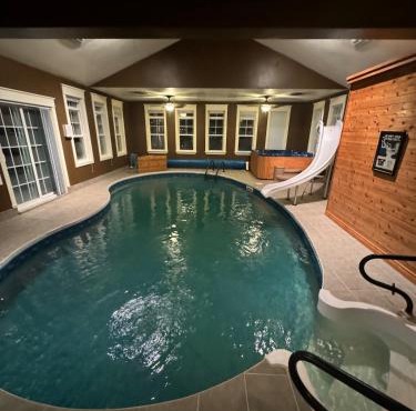 Riverside Pool Chalet !