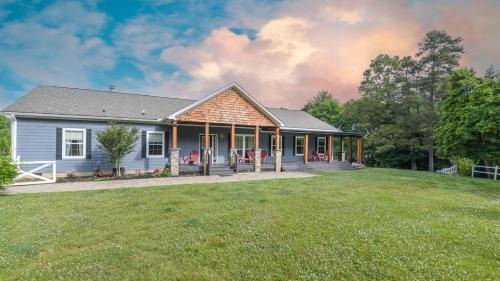 Riverside Ranch by AvantStay Mins to Downtown