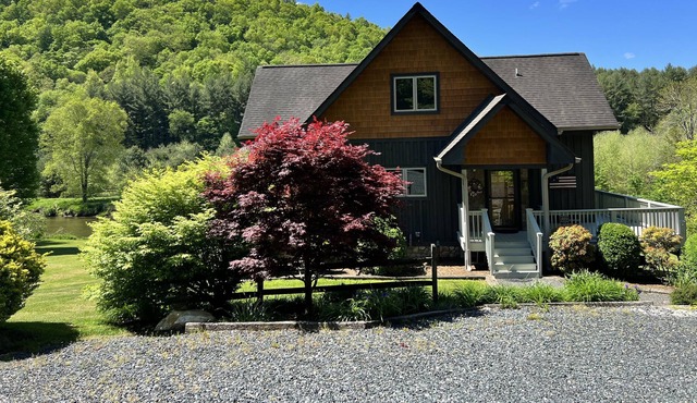 RIVERSIDE REFLECTIONS -Easy River Access, Fire Pit, WiFi & Covered Porch!