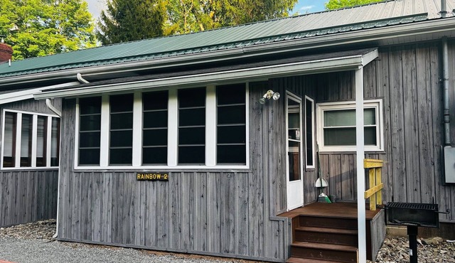 RIVERSIDE RENOVATED 1950's schoolhouse, HOT TUB, Pellet Stove, Pet Friendly