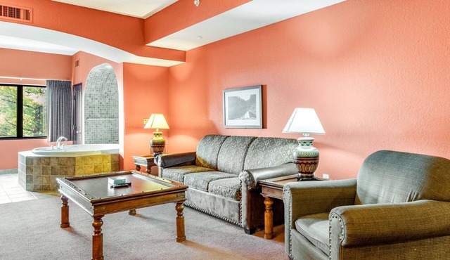 Riverside resort condo with full kitchen & on-site golf