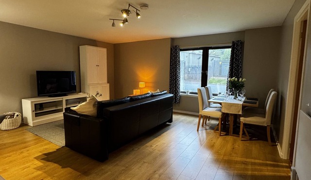 Riverside Rest - 2 bedroom apartment: sleeps 4 guests with private parking