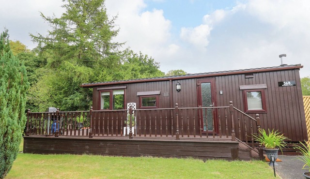 RIVERSIDE REST, family friendly, with a garden in Builth Wells