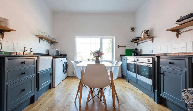 Riverside Rest - quirky split-level 3-bed cottage