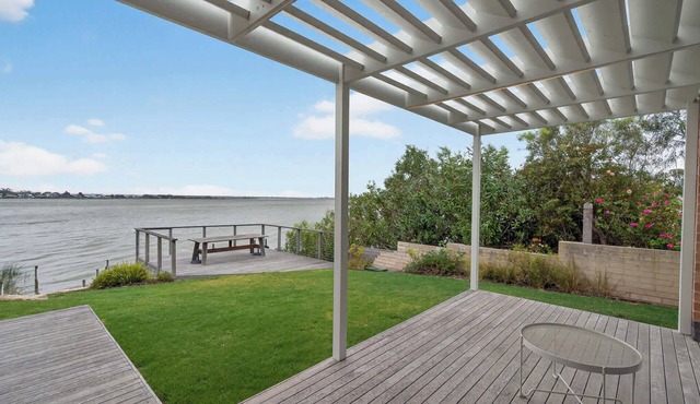 Riverside Retreat - Waterfront - Hindmarsh Island
