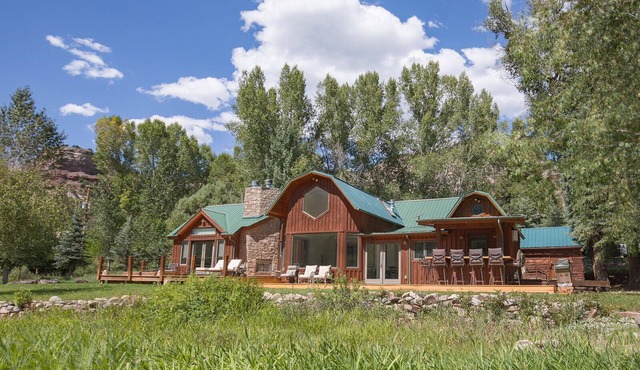 Riverside Retreat with Hot Tub