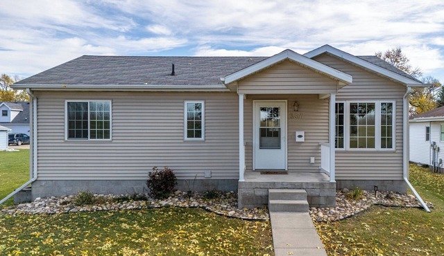 Riverside Retreat - Greenway Escape with 4 bedrooms and 2 bathrooms