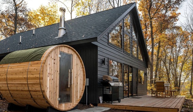 Riverside Retreat: Unwind in a Cabin with Private Steam Sauna on the Pine River