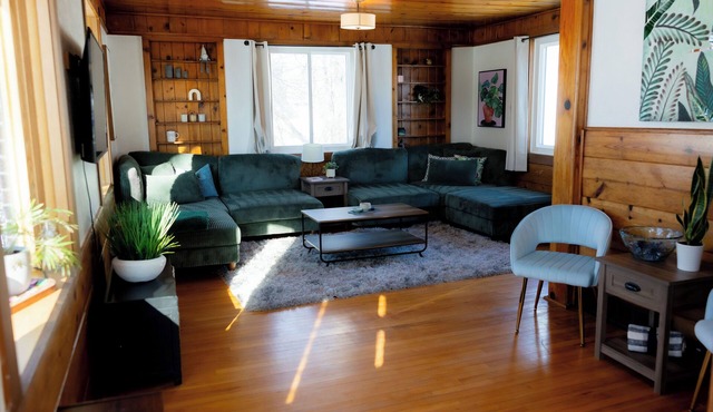 Riverside Retreat with lots of local golf courses, beaches, and restaurants!