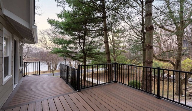 Riverside Retreat! 3 minutes to campus!