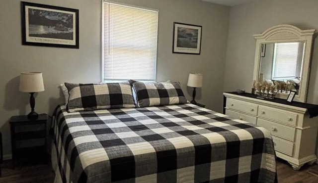 Riverside Retreat 2 ~ One Story ~ 3bd/2ba ~ Steps to the River & Main St