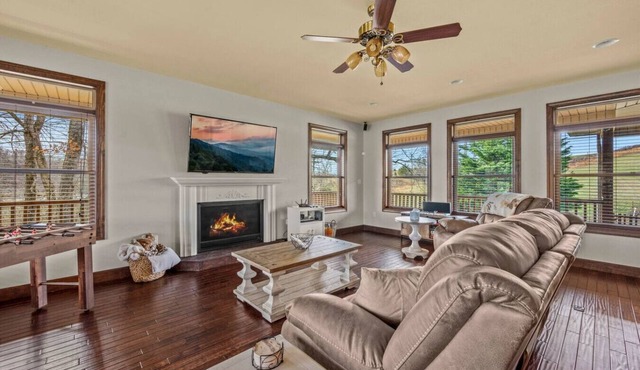 Riverside Retreat: 2BR Riverfront Cottage w/Fireplace | Pet Friendly!