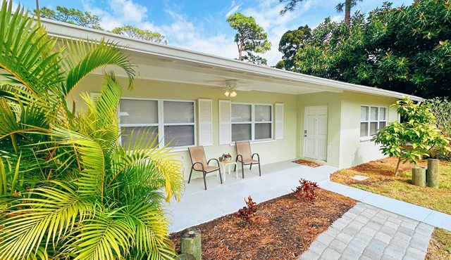 Riverside Retreat - 3 Kayaks, minutes from the beach, shops and great food!