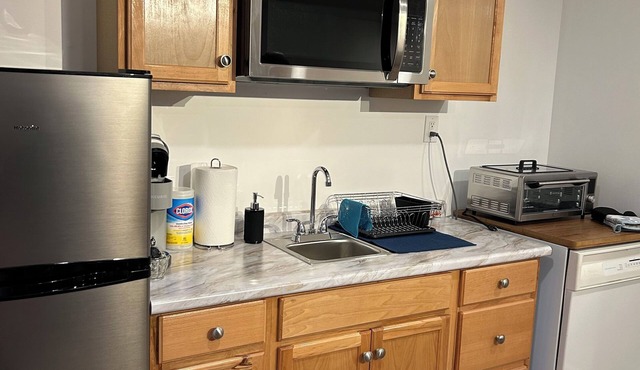 Riverside Retreat, a charming studio near Oakmont and Pittsburgh with WiFi, AC