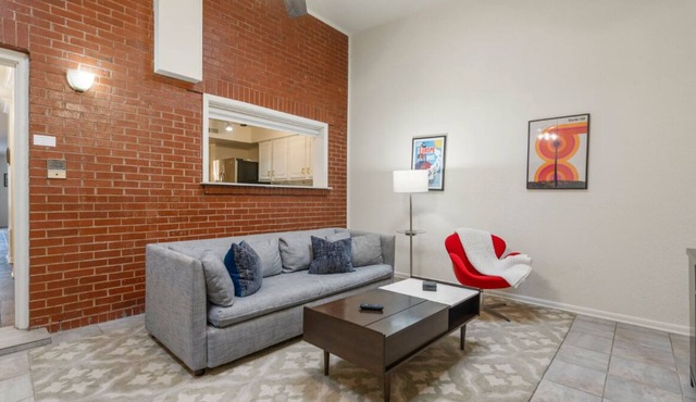 Riverside Retreat- Close to Cherry Street and Downtown-quick HWY access