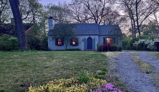 Riverside Retreat: cozy home in close proximity to Notre Dame! Sleeps 6!