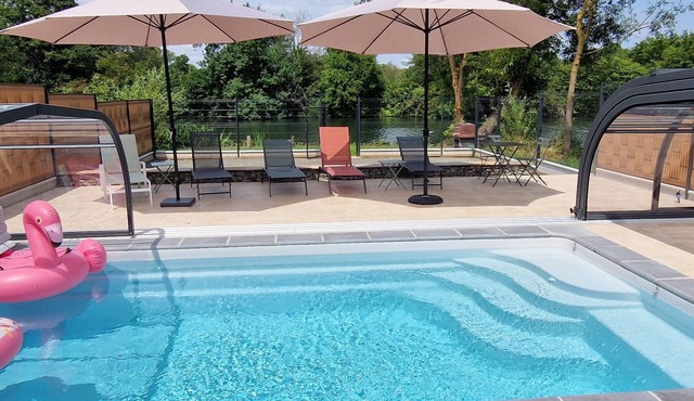 Riverside Retreat: Cozy 3BR Home, Near Zoo, Stunning Views, Free WiFi, Parking & More!