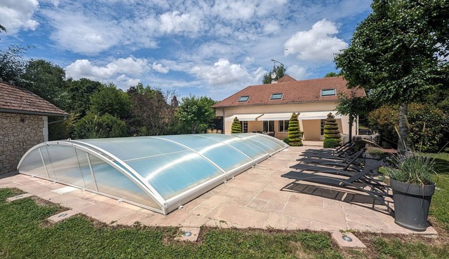 Riverside Retreat: Cozy 3BR with Modern Kitchen, Garage & Village Charm