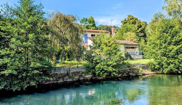 Riverside Retreat: Heated Pool, Tennis, 5 Bedrooms, Private Parking