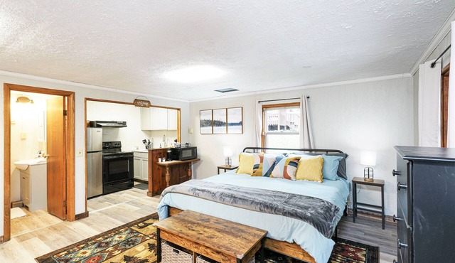 Riverside Retreat*HotTub*2 Suites! 2 Kitchens!