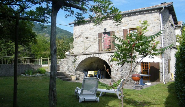 Riverside Retreat in La Souche