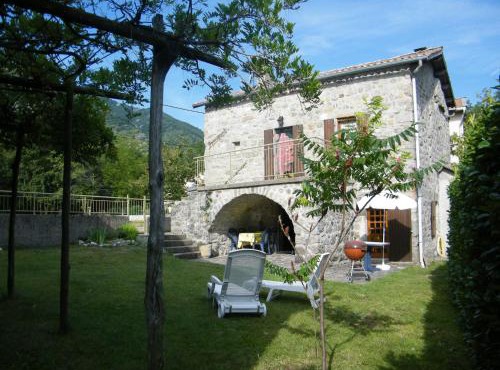 Riverside Retreat in La Souche