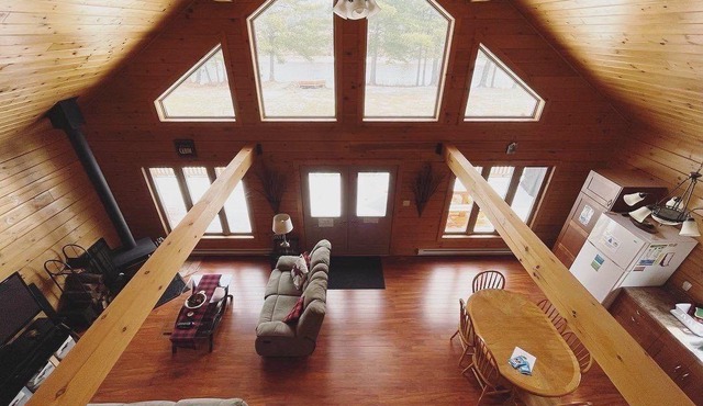 Riverside Retreat Killaloe-Log Cabin with Hot Tub!