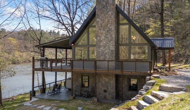 Riverside Retreat - Luxury river house with 7 person hottub