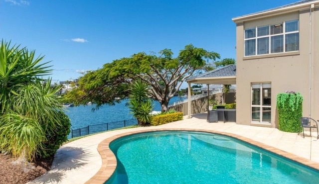 Riverside Retreat Pool, Pontoon & Space