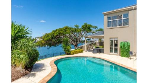 Riverside Retreat Pool, Pontoon & Space