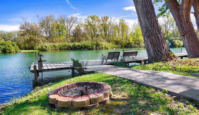 Riverside Retreat: Private Location and lake access!