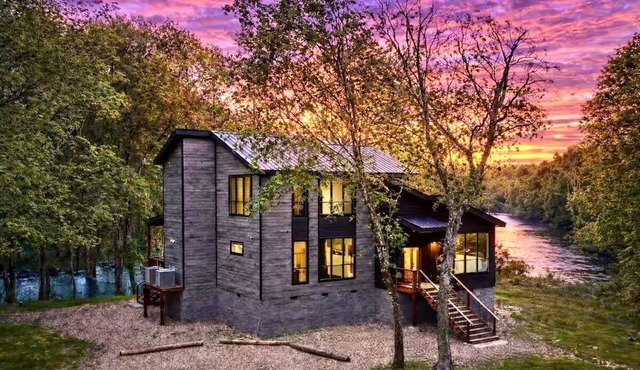 Riverside Retreat, Riverfront, Broken Bow, Sleeps 14