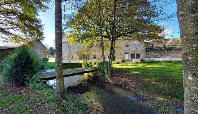 Riverside Retreat: Spacious 3BR House, Private Fishing Pond, Near Charming Villages & Outdoor Activities