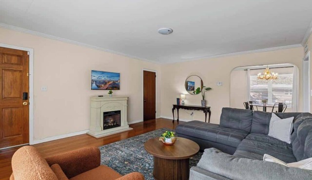 Riverside Retreat | Waterfront Views + Fast WiFi