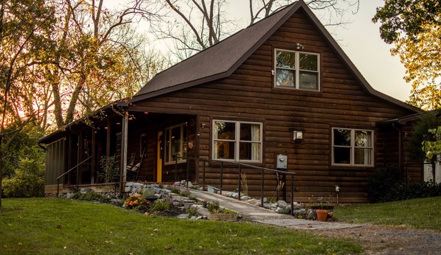 Riverside Retreat -- Waterfront & 🐕 Pet-friendly cabin!