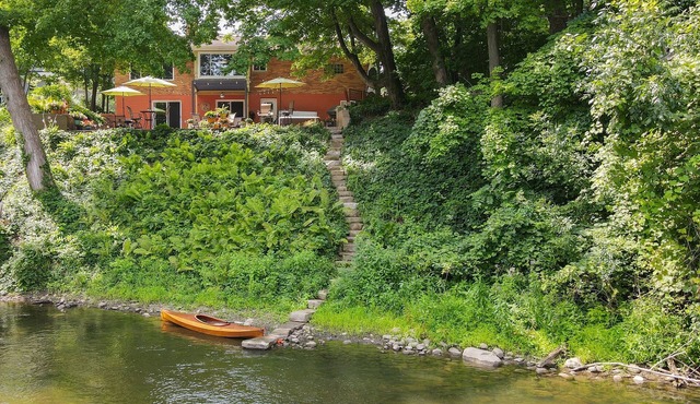 Riverside retreat with hot tub on the Huron River! 10 miles to UofM!
