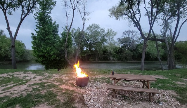 Riverside Romance/Luxury RV/Starry Skies & S'mores