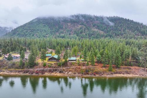 Riverside St Regis Cabin with Fire Pit and Grill
