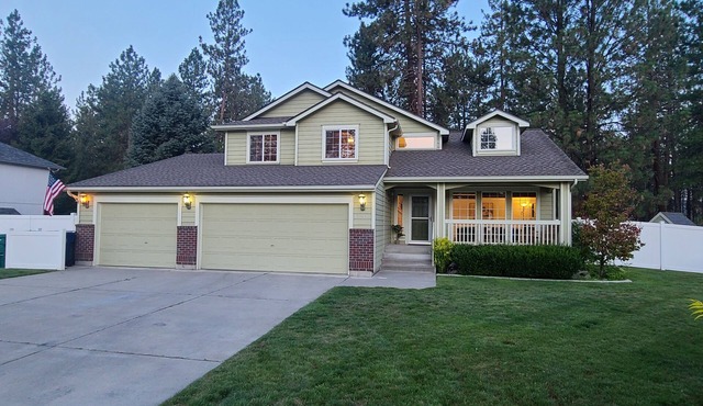 Riverside State Park 3,000 ft. HOME, SPA, private ARCADE, Fire-Pit, 5BD