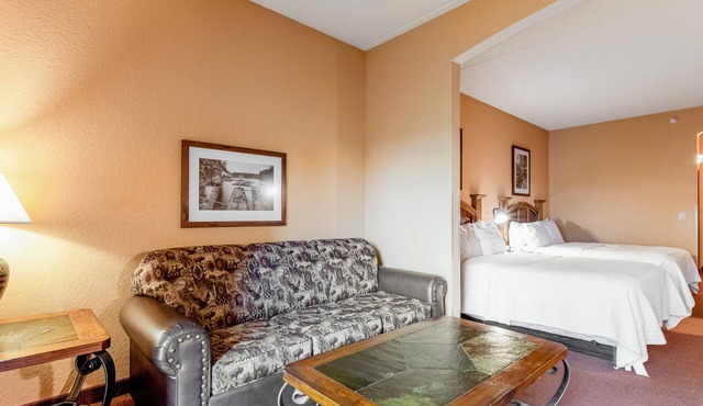 Riverside studio with private balcony, on-site golf and balcony
