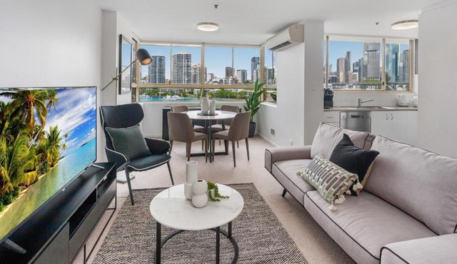 Riverside Studio With Pool, Gym & Parking Near CBD