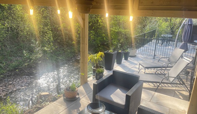 Riverside Two Bedroom Townhouse in Abergavenny with Car Charger.