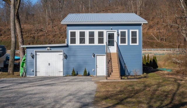 Riverside Vista | Fire Pit, Sunroom + Kayaks!