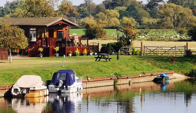 Riverside Wooden Lodge, Stratford-upon-Avon