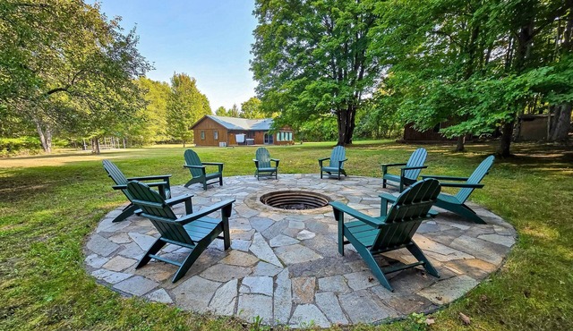 Riverside wooded home with outdoor hot tub, fire pit, gas grill & WIFI
