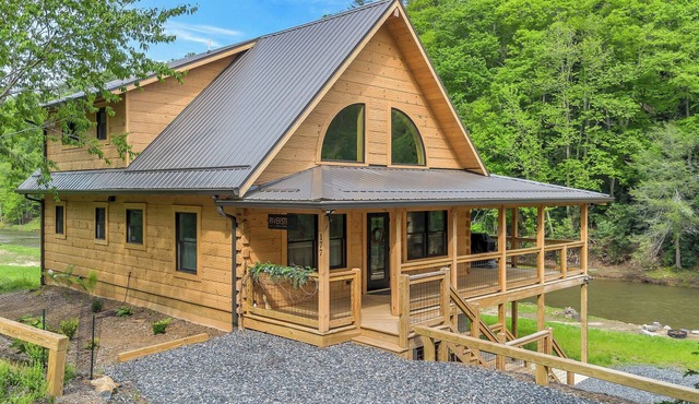 Riverstead Cabin - Riverfront + Wrap Around Porch + Smart TVs + Gas Fireplace + Hot Tub