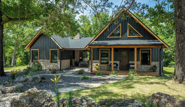Riverstone Luxury Retreat: Private Suites, Pool, Hot Tub, Niangua River Access