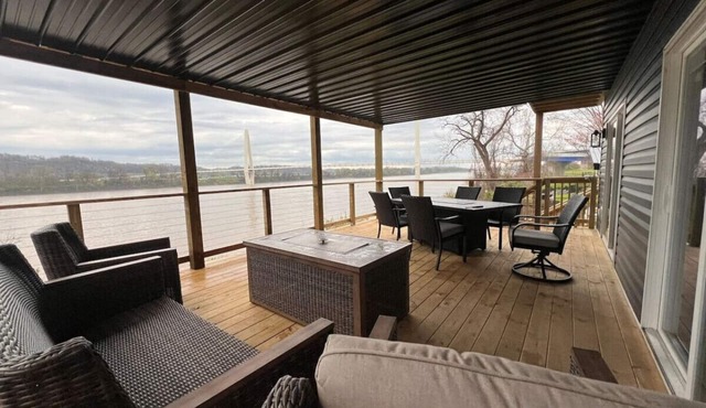 RiverSuite1 - A mesmerizing river & bridge view.