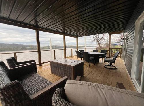 RiverSuite1 - A mesmerizing river and bridge view.